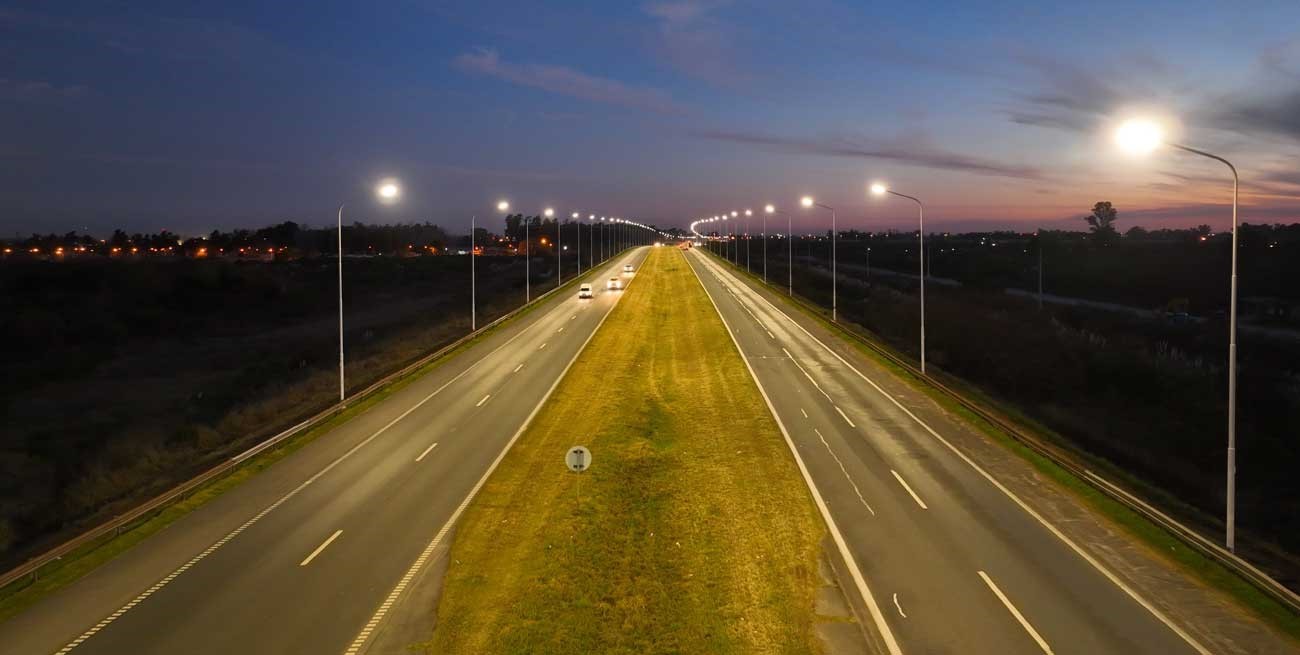 Vandalismo en la autopista: taxista herido en el rostro por un piedrazo