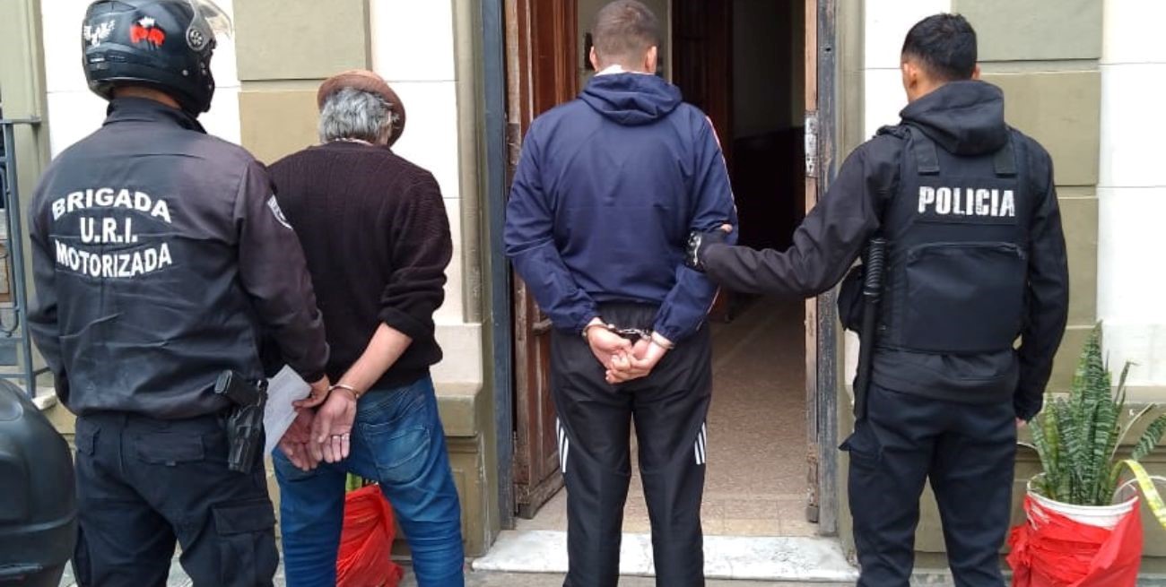 Circulaban en un auto baleado y con elementos más que sospechosos