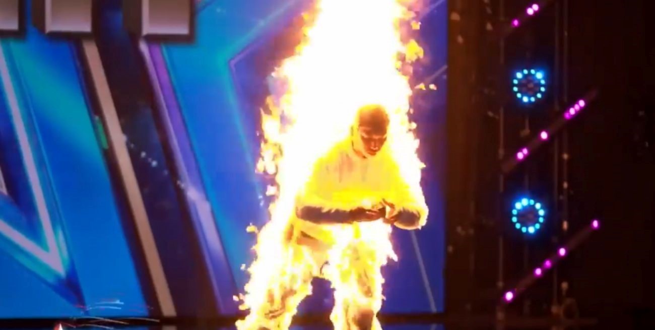 Participante de Britain's Got Talent resuelve un cubo de Rubik mientras se prende fuego