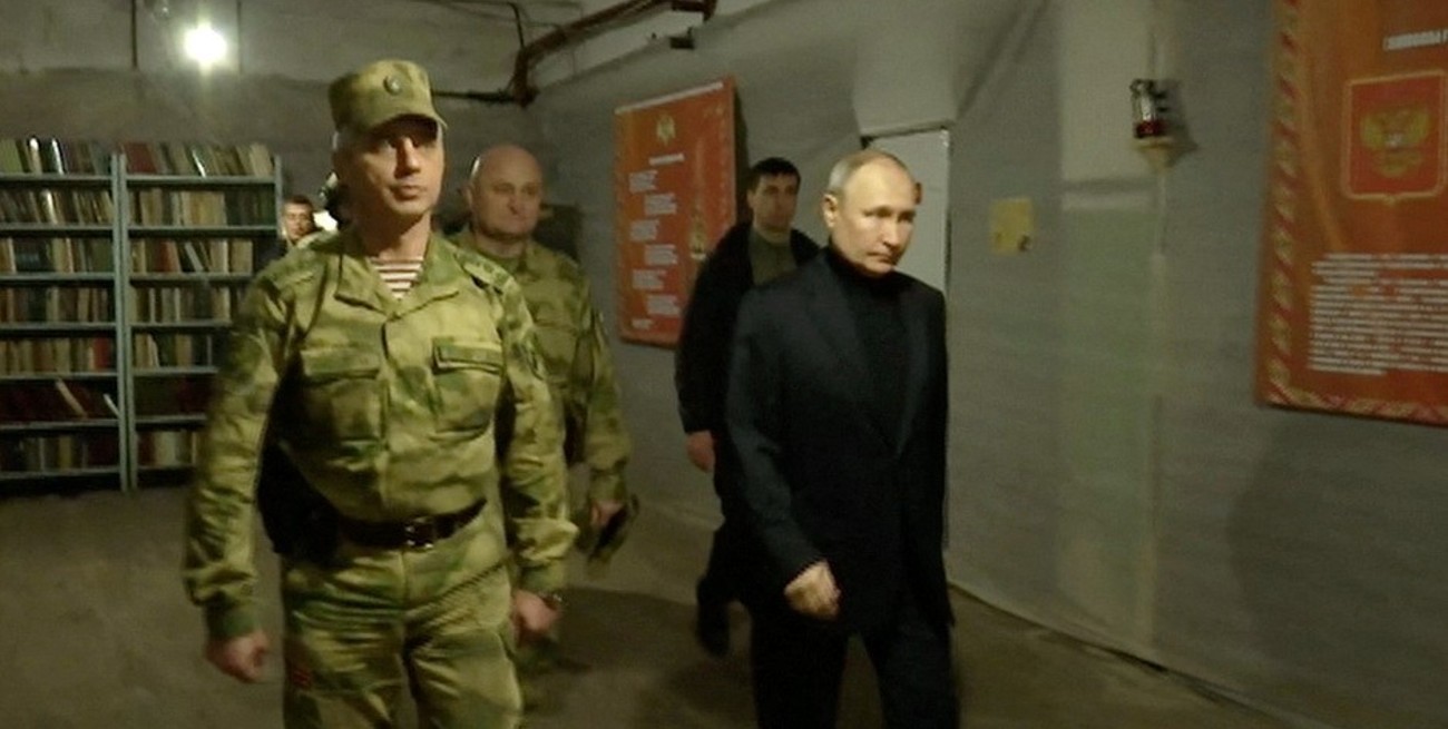 Putin visitó sorpresivamente Ucrania, cerca del frente de batalla