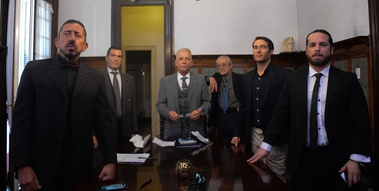 Mafias y corrupción política en la película con mayor número de artistas en la historia del cine nacional