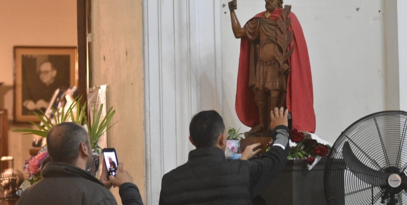 En medio de la crisis económica, los fieles acercaron sus pedidos a San Expedito en Santa Fe 