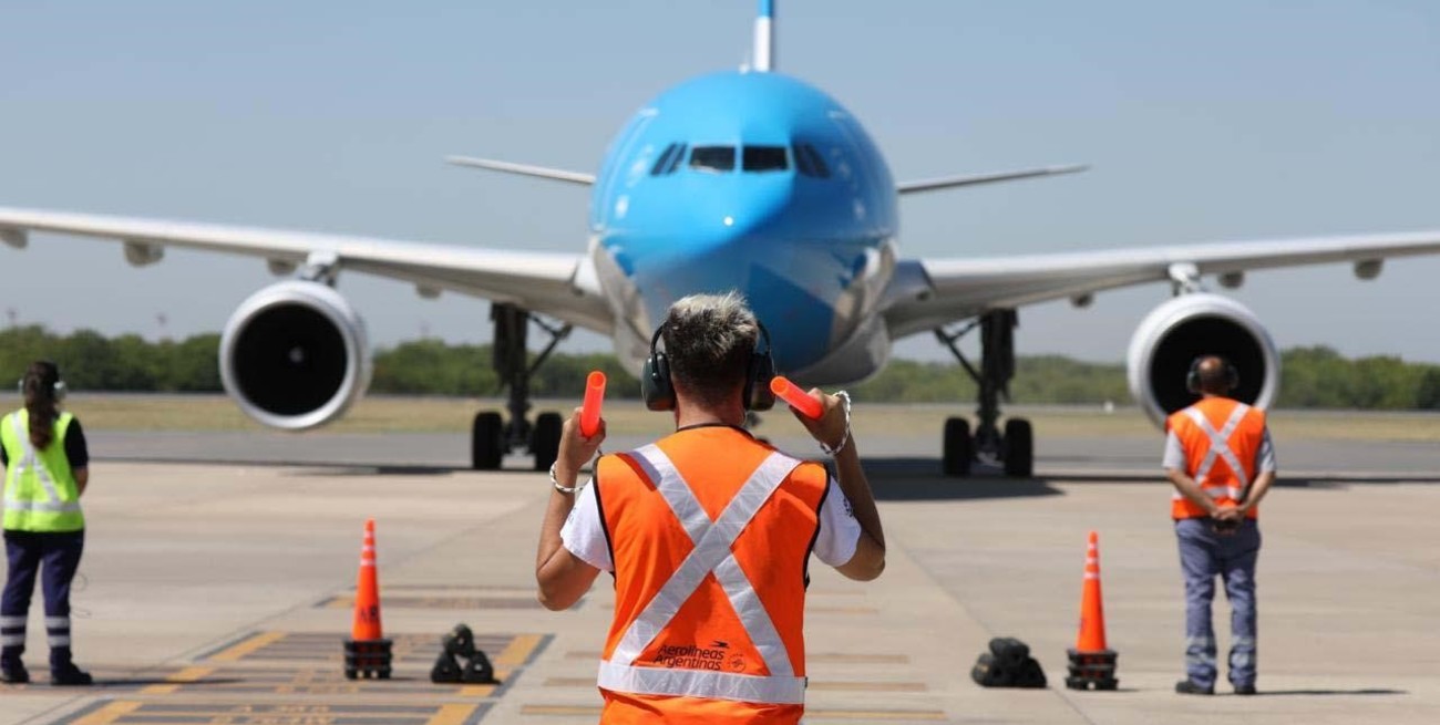 Las aerolíneas que operan en Argentina aumentarán sus tarifas con 4 % de tope mensual