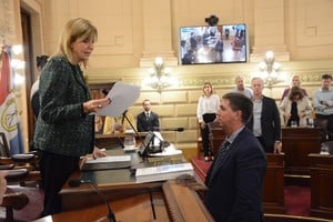 El senador provincial justicialista por Las Colonias Rubén Pirola recibió el voto de todos sus pares y es, por 13ra vez, quien reemplaza a la vicegobernadora en la conducción de los debates o para representar a la Cámara alta. Crédito: Cámara de Senadores
