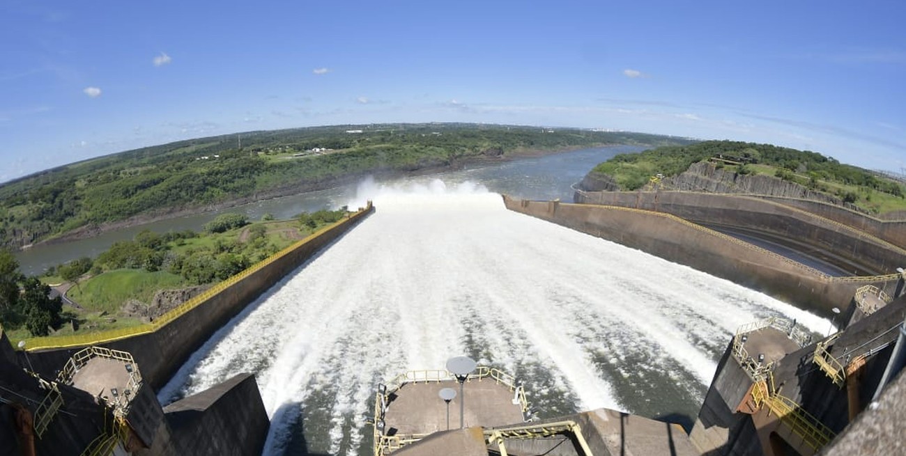 Con el río Paraná en condiciones normales, Itaipú repite la apertura de compuertas