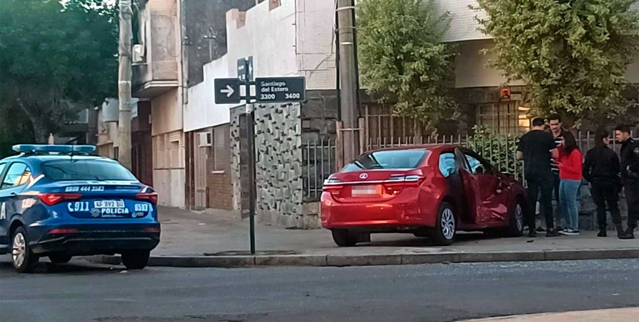 Fuerte choque en barrio Constituyentes, uno de los autos terminó sobre la vereda