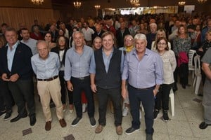 Una muy importante cantidad de público se hizo presente en los Salones Monumental para escuchar la renovada propuesta electoral para la ciudad de Santa Fe.
Crédito: Pablo Aguirre