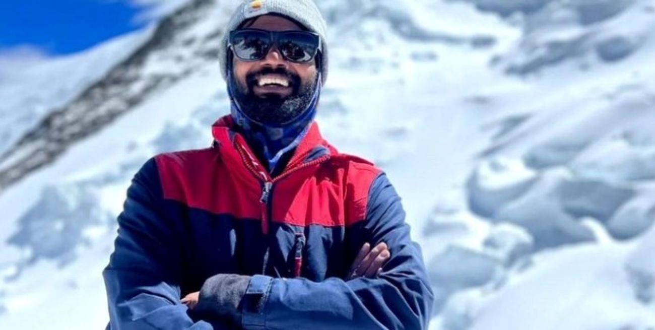 Impactante rescate a un montañista atrapado por la nieve en una grieta en Nepal