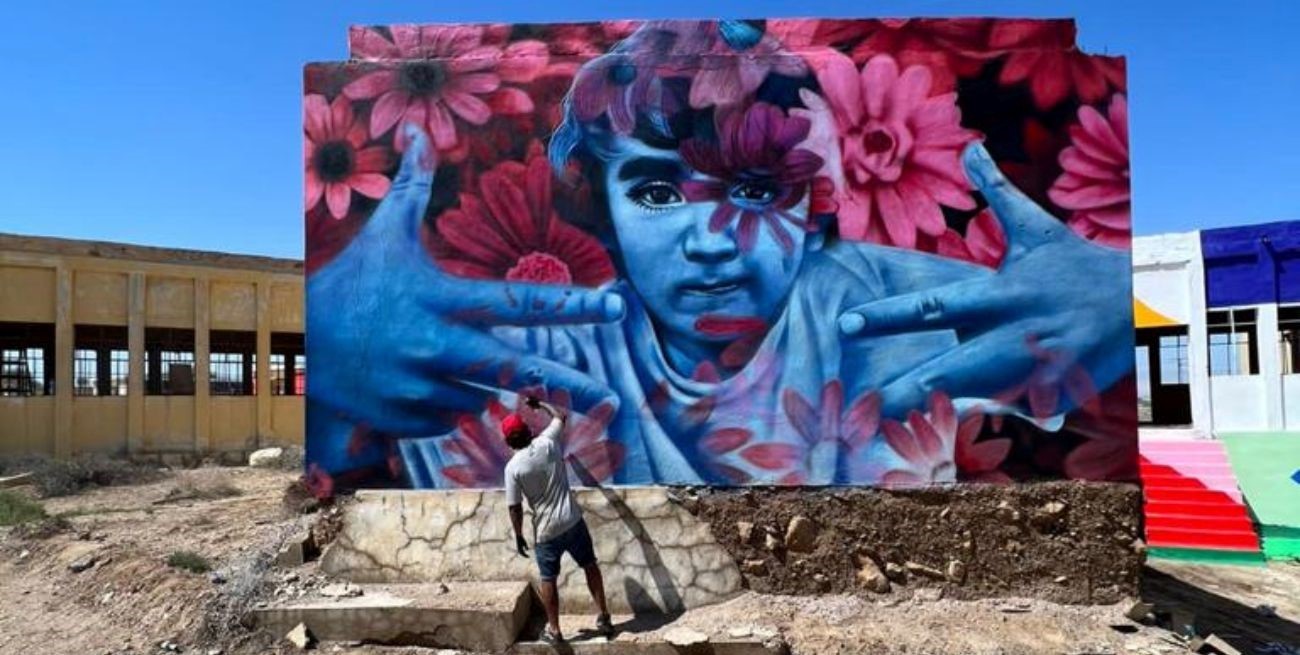 "Cobre" en Israel: el artista que pinta el mural de Messi en Santa Fe participa de una actividad solidaria