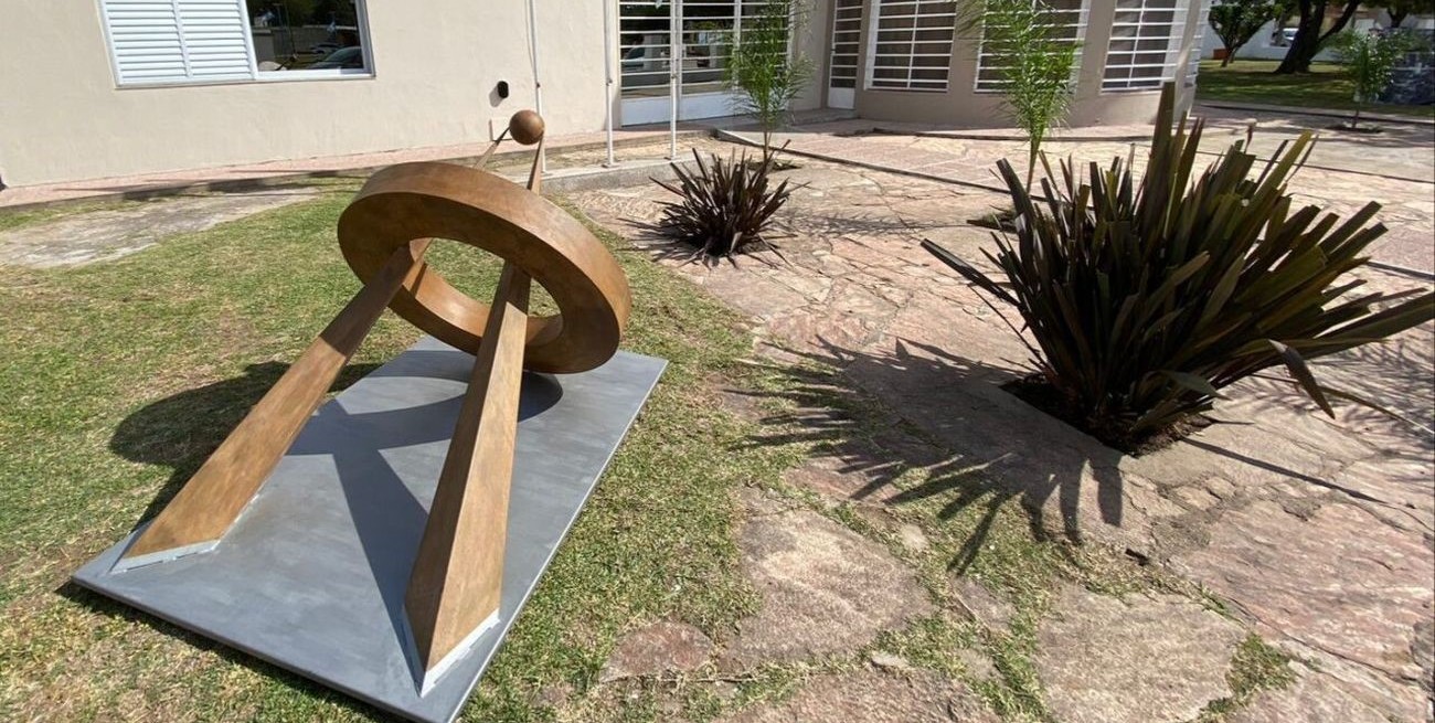 Por los 100 años: la artista Betiana Bradas donó una obra al pueblo de Chovet