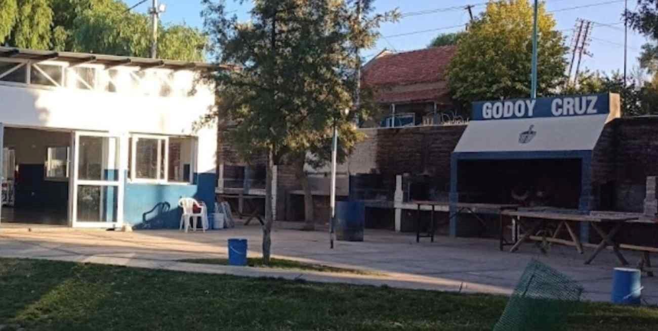Mendoza: un socio de Godoy Cruz murió al ahogarse con un trozo de carne en un asado