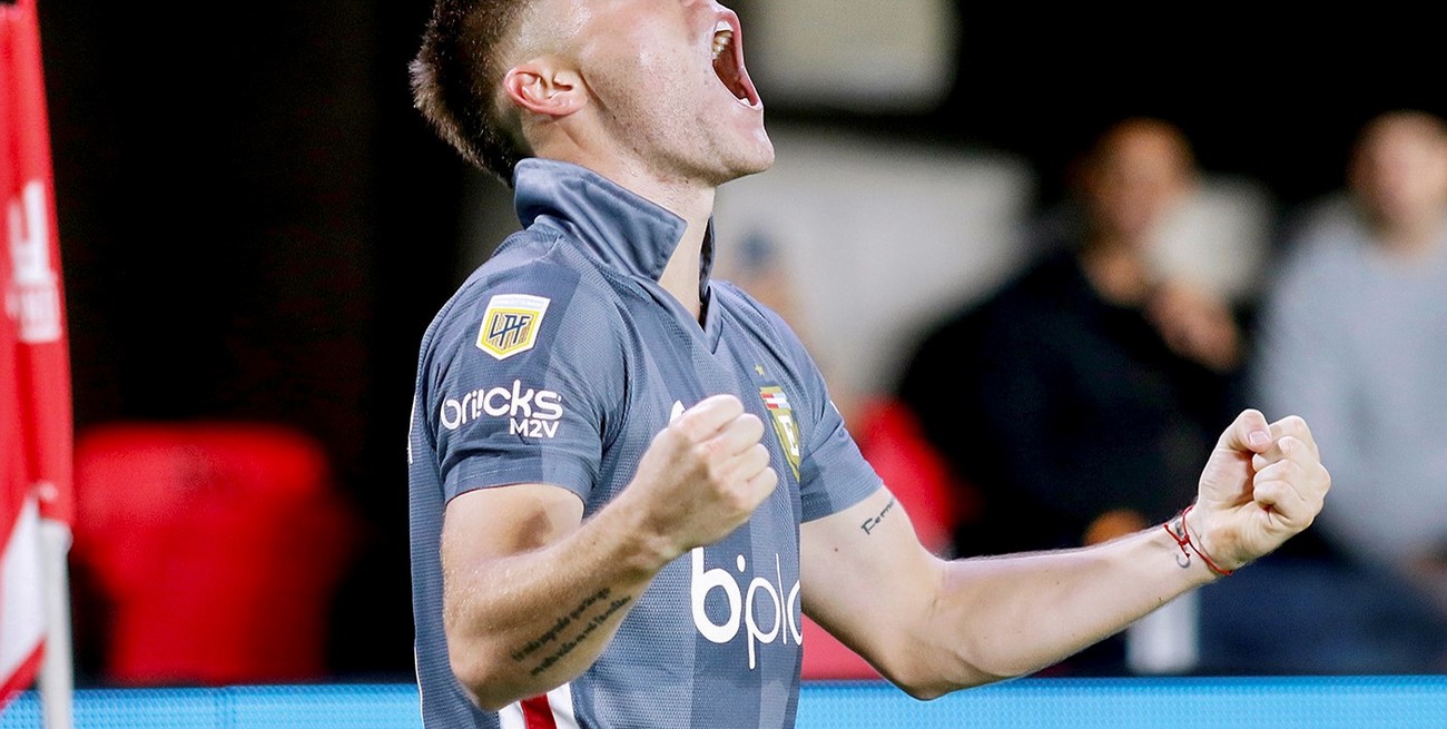 Estudiantes venció a Talleres en La Plata y se prende en la pelea