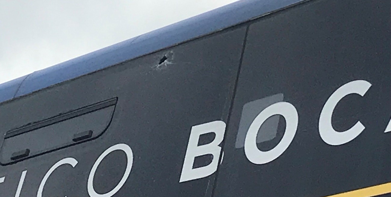 Hinchas de Rosario Central apedrearon el colectivo de Boca