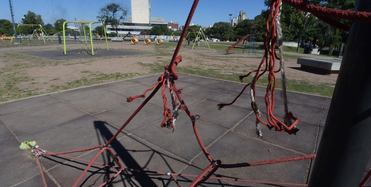 A seis años de su reinauguración, impactante abandono de la Plaza Alberdi