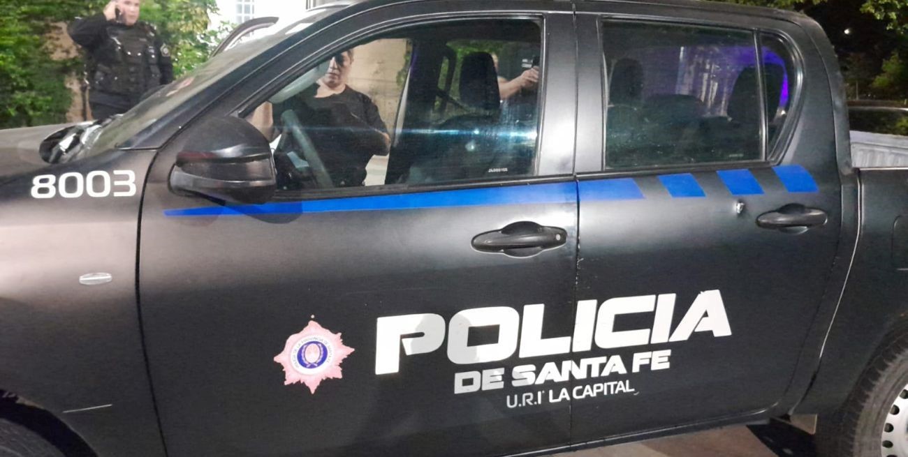 Atacan con tiros y piedras varios móviles policiales: un oficial herido 