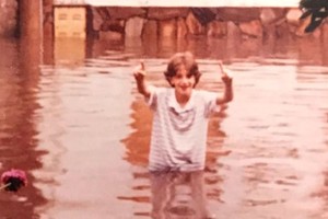 Optimismo. Pese a todo, el gesto con los pulgares para arriba, desde la inocencia de un niño.