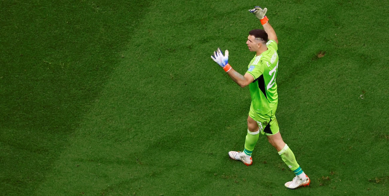 "Dibu" Martínez reveló que le dijo Messi antes de los penales