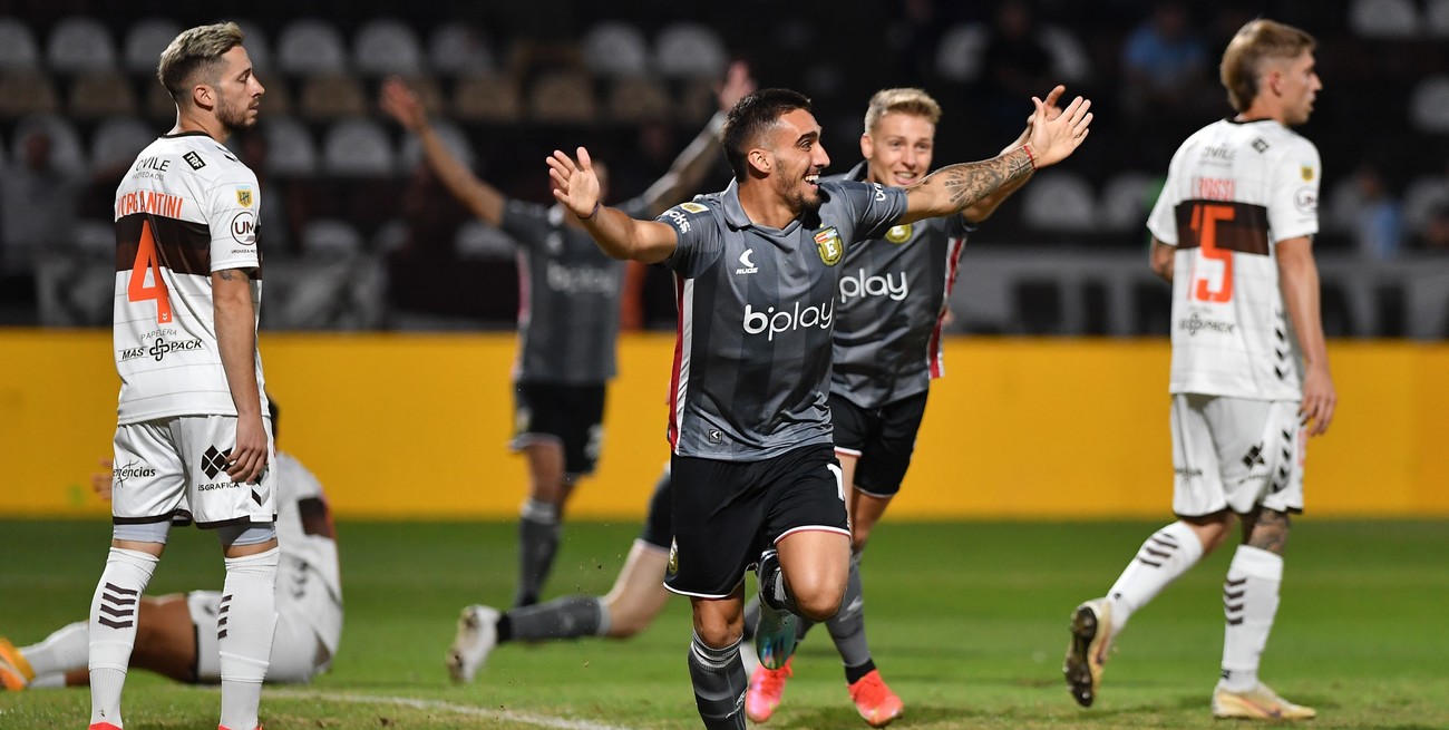 Estudiantes venció a Platense y quiere dar pelea