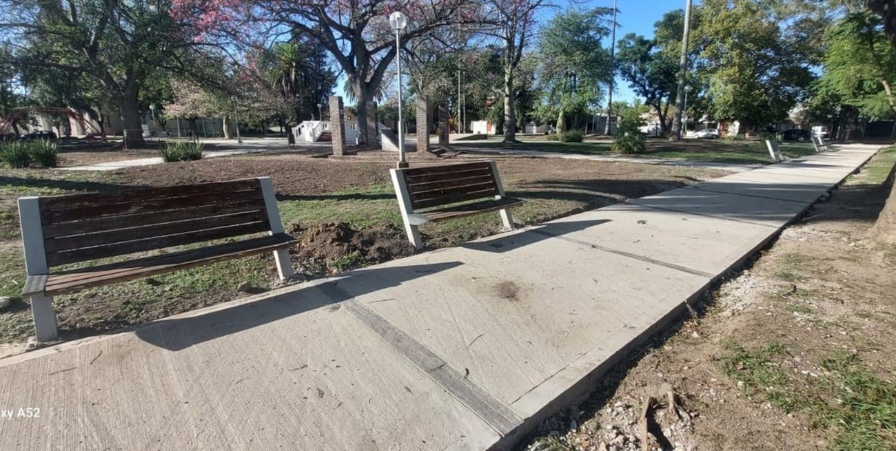 Remodelan la plaza de Carlos Pellegrini