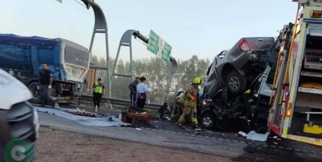 Brutal accidente entre dos camiones, un auto y una camioneta que quedaron incrustados