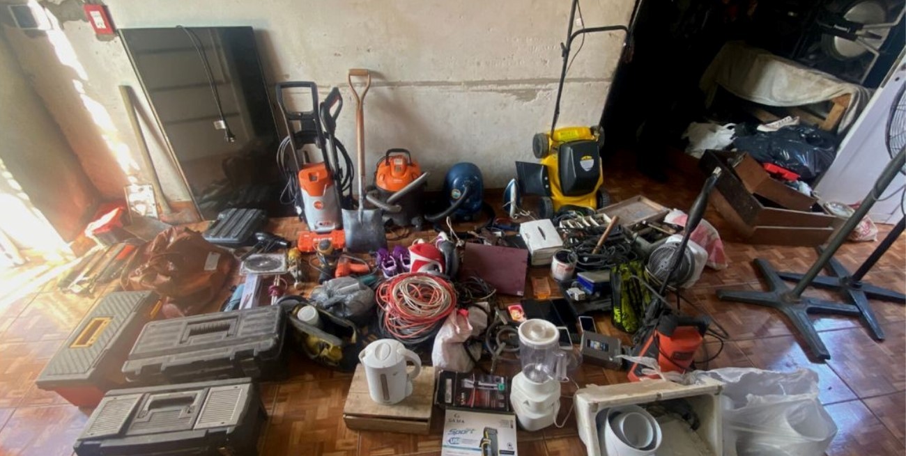 Policía incauta drogas y objetos robados tras un allanamiento en barrio Pompeya