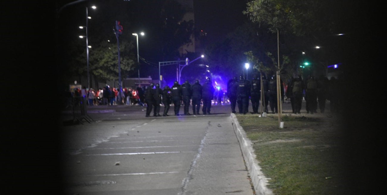 Unión: incidentes entre la policía y los hinchas enojados terminaron con piedras y balas de goma