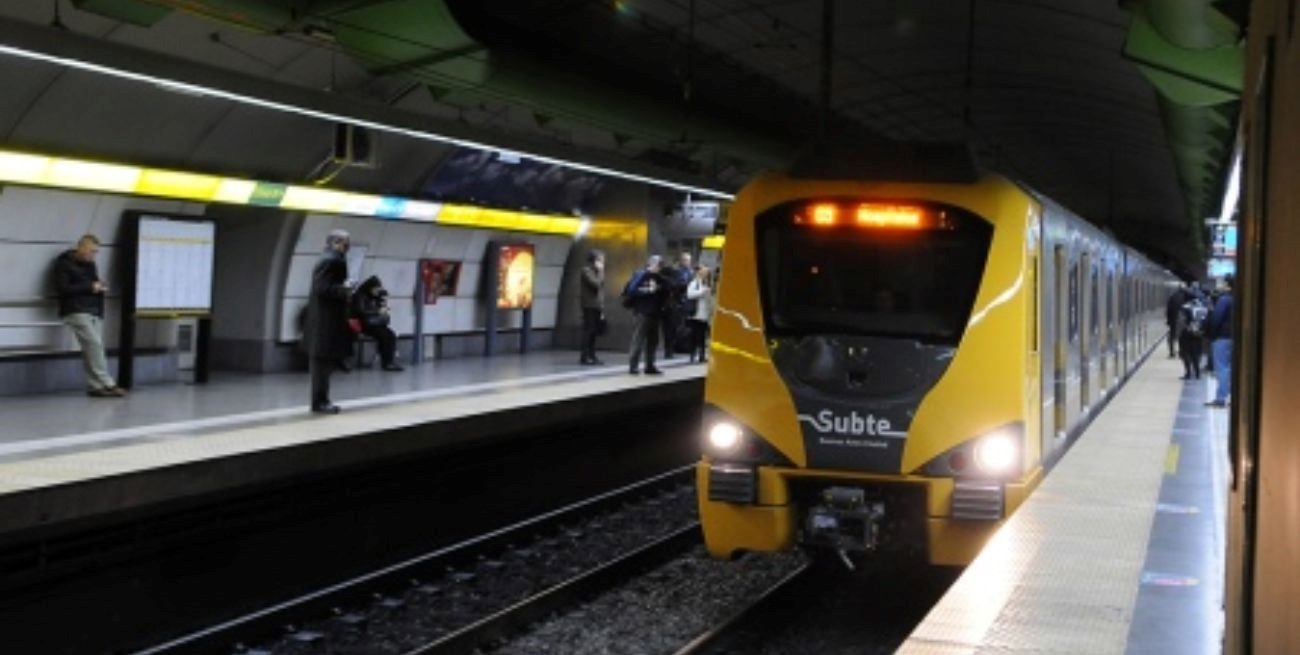 Golpearon y maniataron a dos empleados del subte para robarles la recaudación