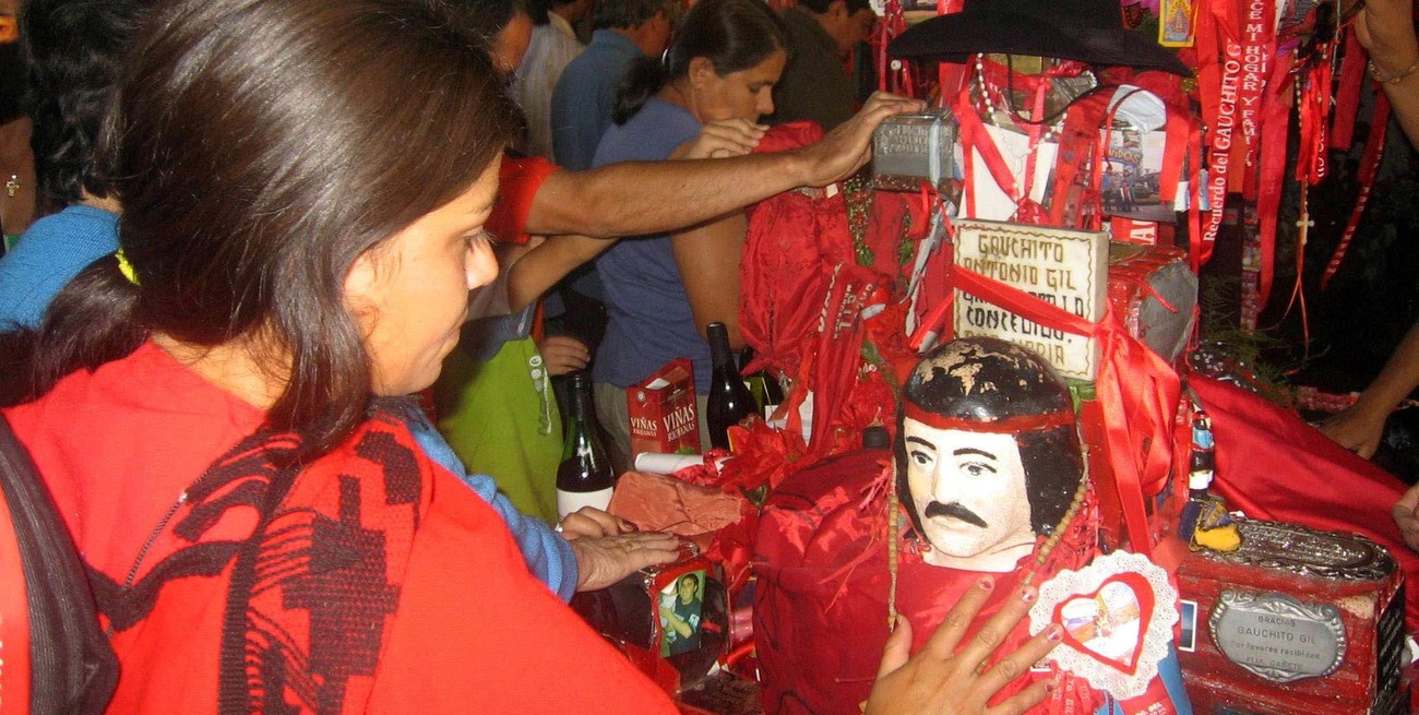 Movilidades sagradas, o qué tienen de parecido una misa, el Gauchito Gil y los extraterrestres