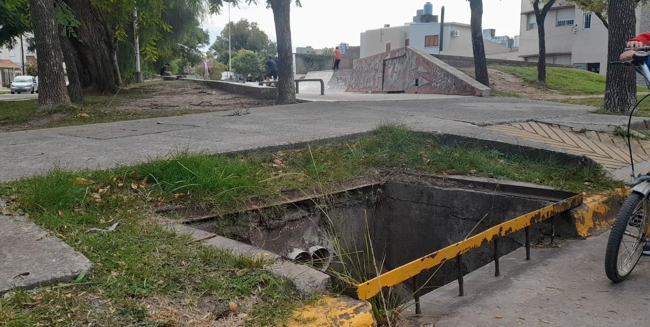 ¿Y si aparece Pennywise?: enorme pozo en la boca de tormenta de una plaza santafesina