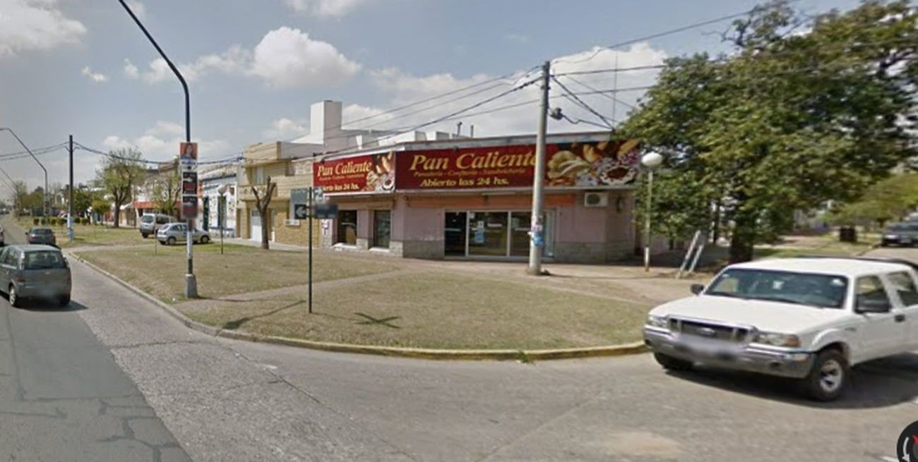 Robo la caja registradora de una panadería, no la pudo abrir y la dejó tirada en la calle