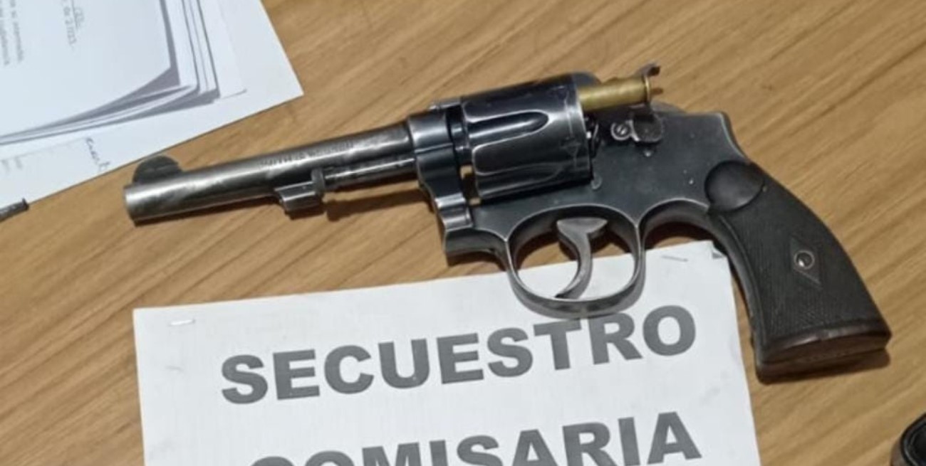 Efectuó disparos hacia la plaza, se atrincheró en una casa y fue detenido tras intentar quitarse la vida