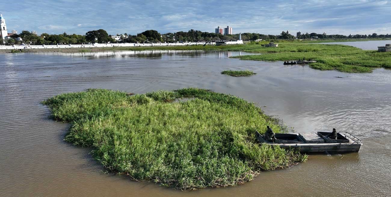 Desde el drone de El Litoral: lograron desprender parte del embalsado de la Setúbal

