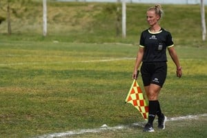 Sobre la línea de cal, Paula marca presencia.