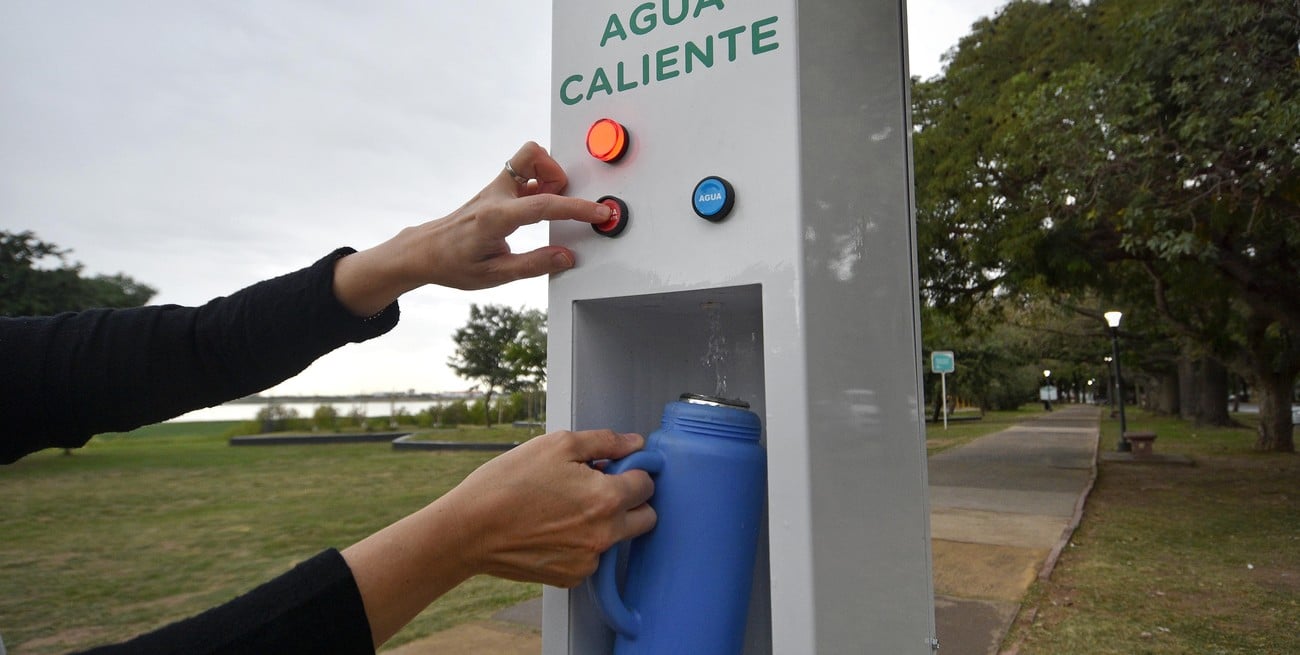 Punto de Carga Solar: permite recargar agua caliente y la batería del celular gratis en Santa Fe