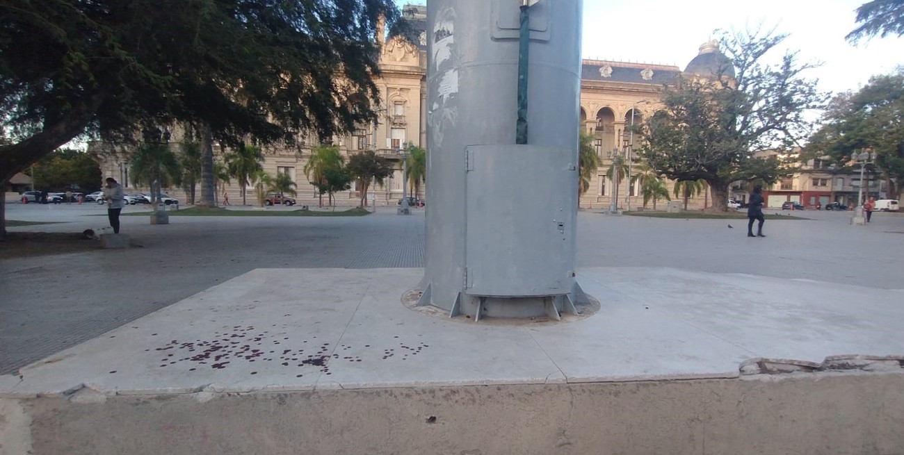 Policía herido durante el arrío de la bandera en la Plaza 25 de Mayo