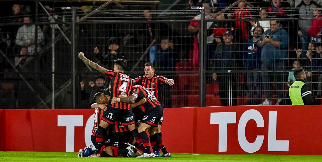 Patronato tuvo su noche inolvidable y goleó a Melgar 4 a 1