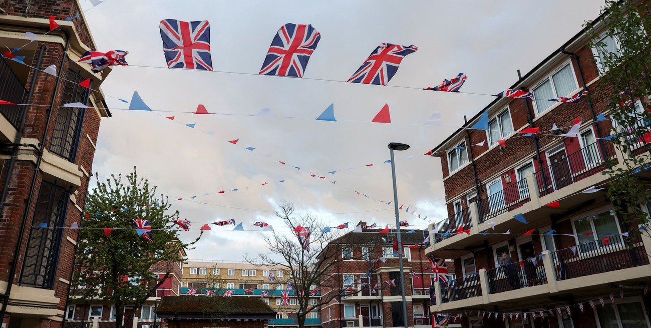 El "lado B" de la coronación: la llegada de Harry, lluvia y protestas antimonárquicas