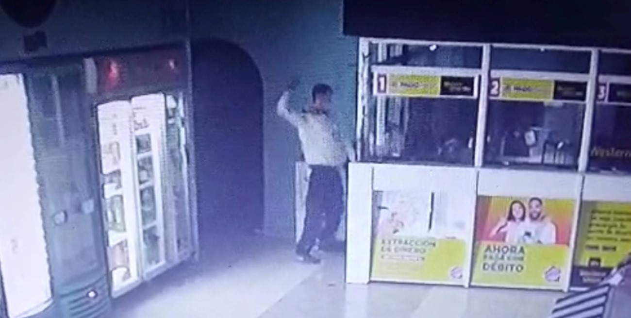 Video: robo y destrozos en el local de cobro y servicios financieros de 9 de Julio y Mendoza
