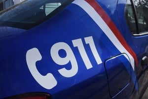 La Central de Emergencias 911 comisionó a los efectivos de la Comisaría 25, quienes al arribar al lugar encontraron a un joven tirado en el suelo con heridas en la cabeza.