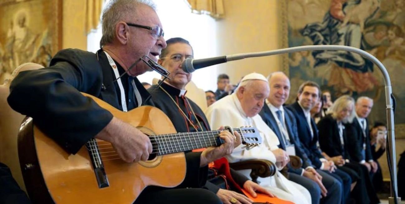 León Gieco cantó "Solo le pido a Dios" en una emotiva presentación ante el Papa Francisco