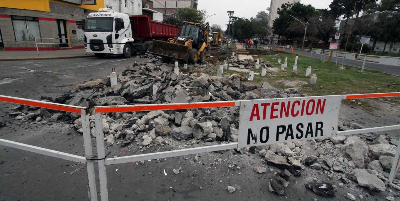 Socavón de bulevar y Urquiza: habrá una nueva intervención en la zona