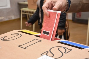 Un elector vota en las primarias de 2019. La "I" roja en la boleta única del cargo de Intendente. A su lado, la "C" amarilla es del Concejo: este año, se elegirán nueve bancas. Crédito: Archivo El Litoral / Flavio Raina