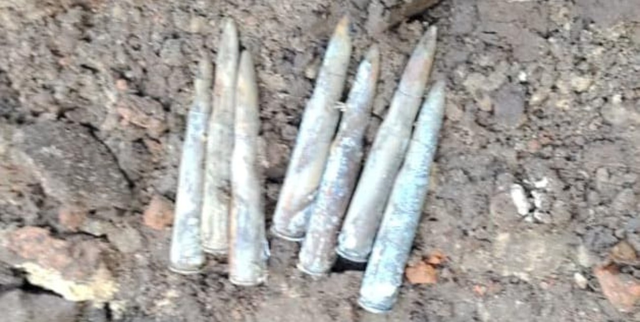 Santa Fe: cavaba en su patio cuando encontró explosivos y munición