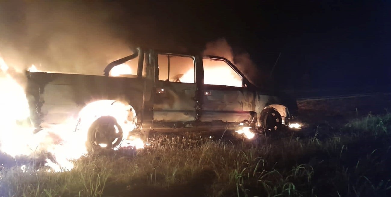 Otro incendio de vehículo en un camino departamental de San Jerónimo