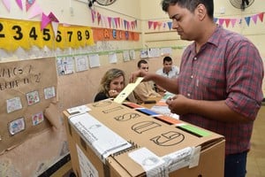El registro gráfico es del 28 de abril de 2019, en un aula de la Escuela J. J. Paso. Un elector pone su boleta única en la urna. Ese año hubo elección en todos los cargos provinciales, incluidos intendente y ocho bancas del Concejo. 
Crédito: Archivo El Litoral / Flavio Rraina