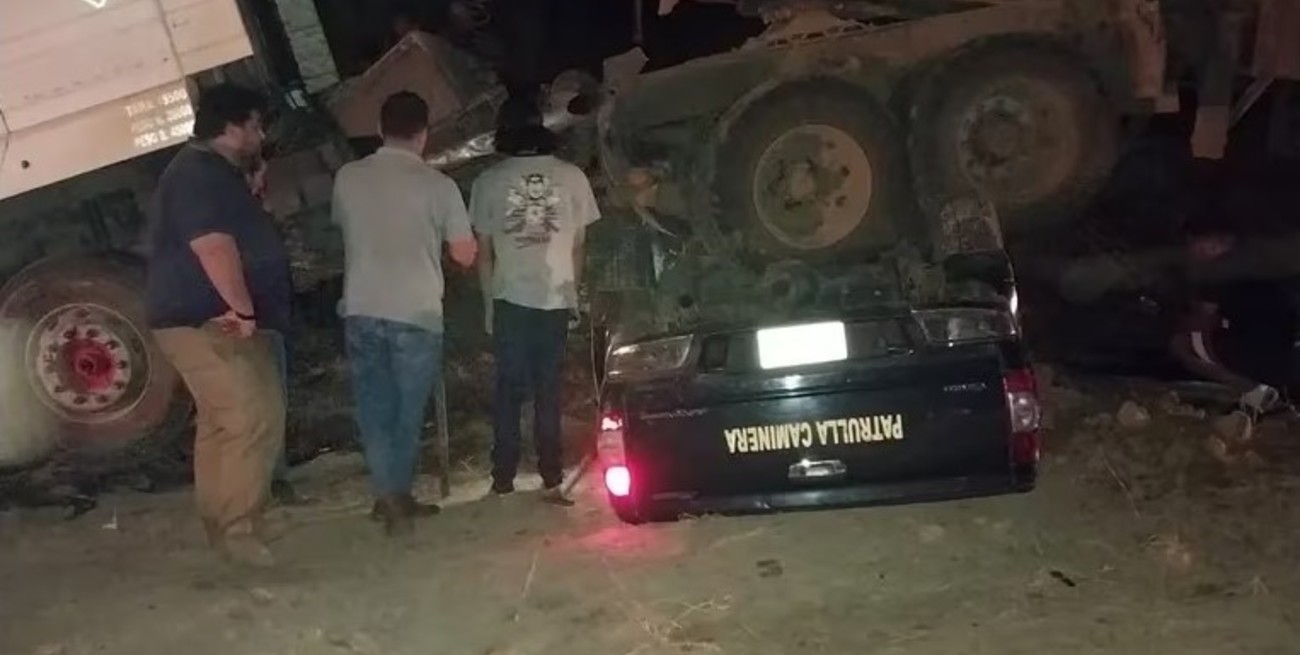 Tres policías atrapados bajo un camión tras un choque en Paraguay