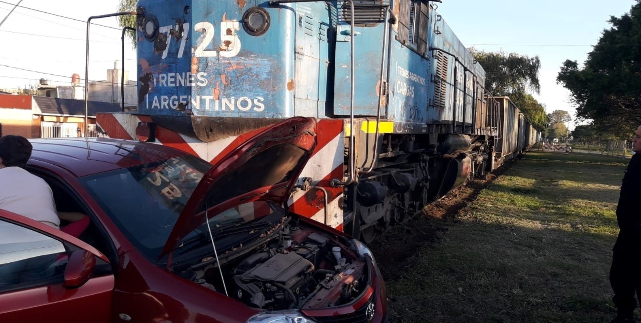Dramático rescate de una mujer atrapada en un auto tras ser embestida por un tren en Santa Fe