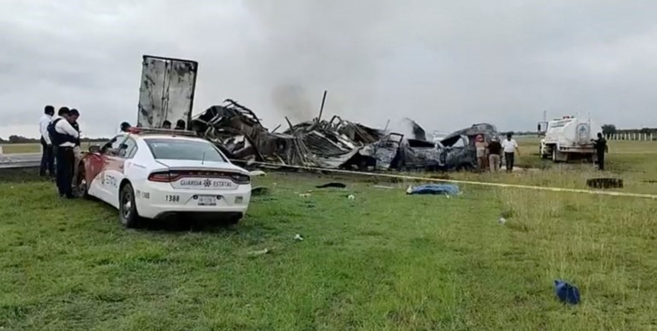 Tragedia en México: 26 muertos en un choque entre una camioneta y un tráiler