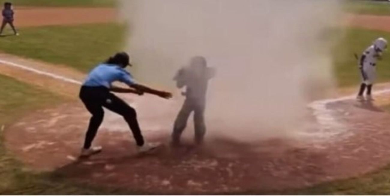Video: jugaba al béisbol y "se lo tragó" un remolino de arena