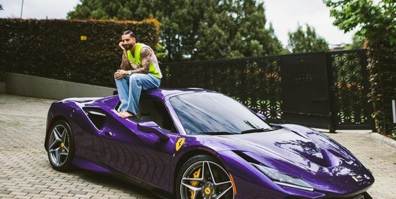 A lo Maradona: Maluma compró una Ferrari pero no es de color rojo